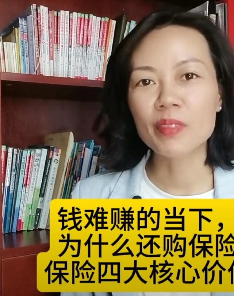 充钱和买保险没有绝对“更靠谱”，核心看需求——保险是“风险兜底”，充钱是“即时/