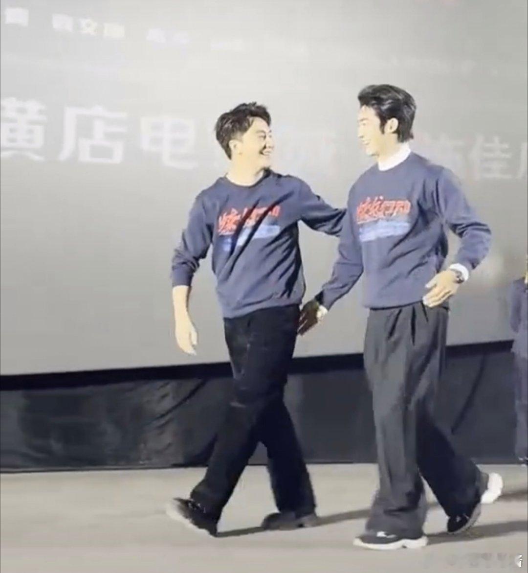 于适一把扛起黄轩 蛟龙行动的郑州路演真挺欢乐，还看到于适扛起黄轩奔跑还原电影的名