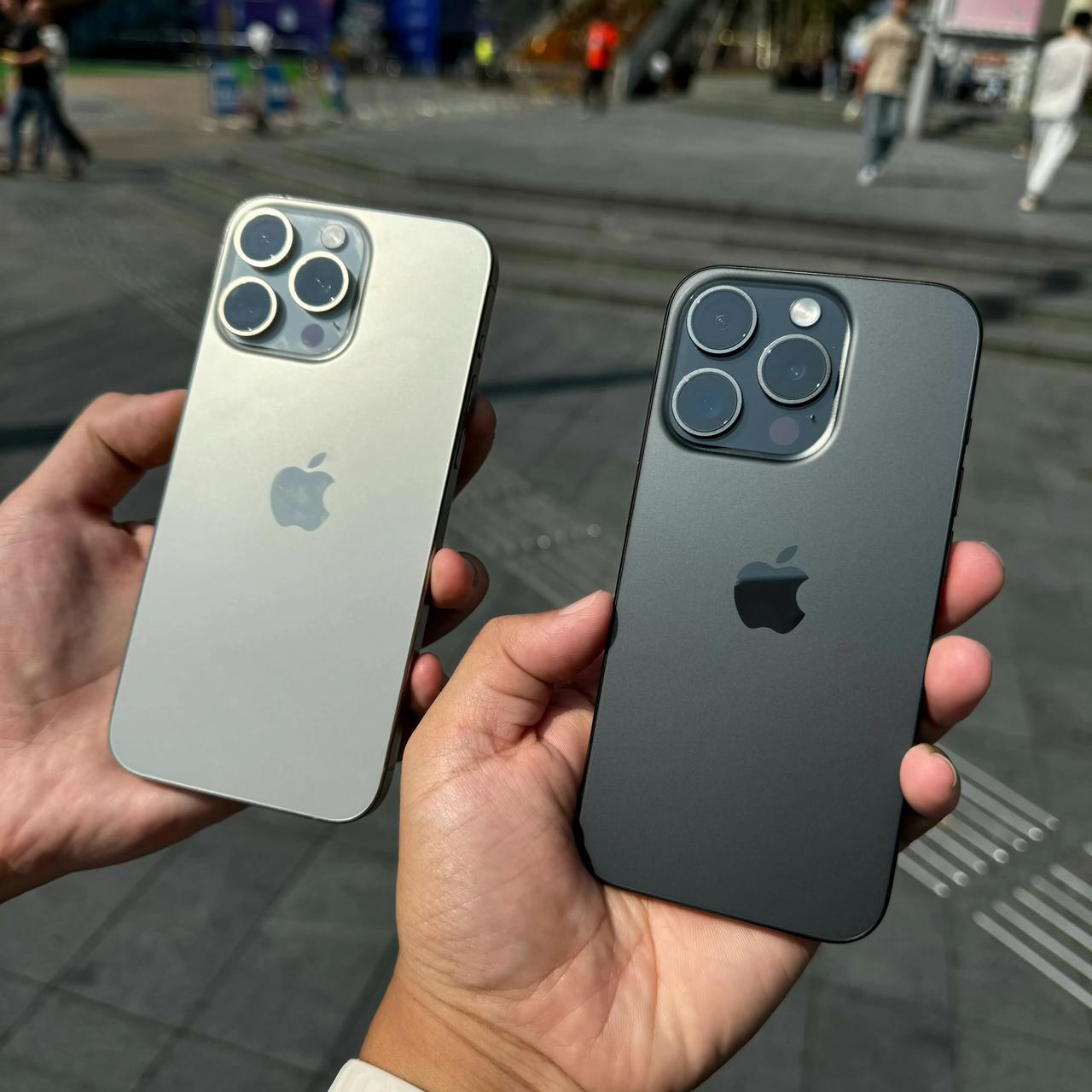 其实这几年每一代iPhone的配色，堪称经典的一直都是黑色。

比如这几代的紫色