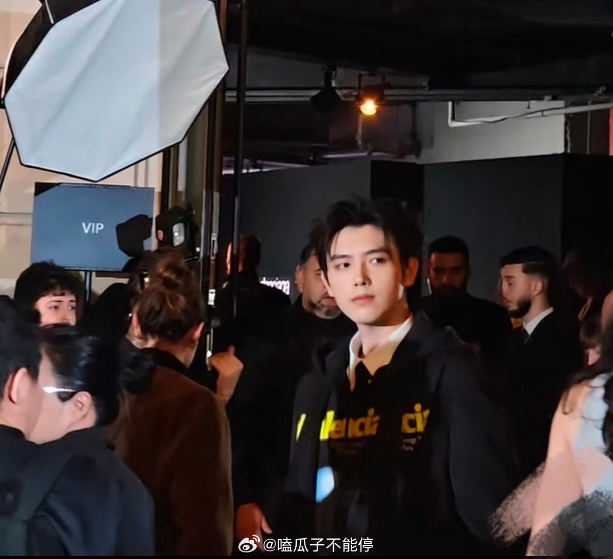 陈飞宇出个国帅成啥了陈飞宇这张脸确实能打，什么角度都很能打