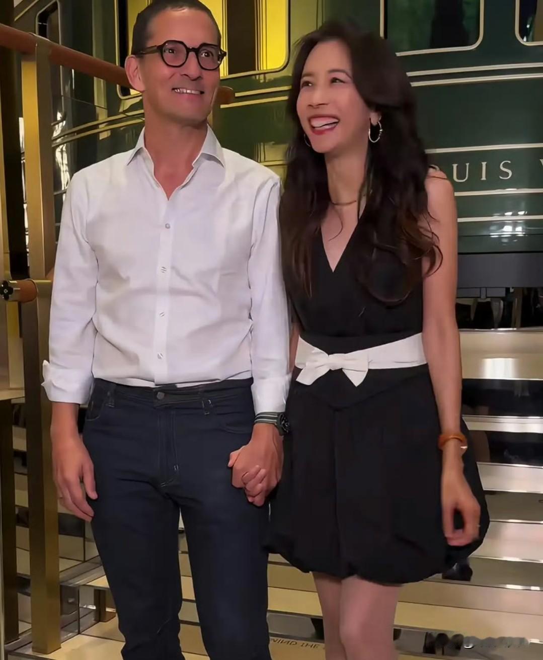 莫文蔚活动，老公亲自接下班！


56岁莫文蔚活动结束，老公亲自接下班！莫文蔚与