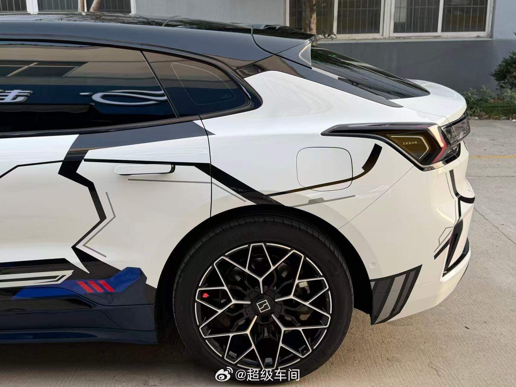 极氪001｜高达机甲风彩绘纯白战躯与锋芒机甲的激烈碰撞🦾绽放出赛博战士的狂野霸