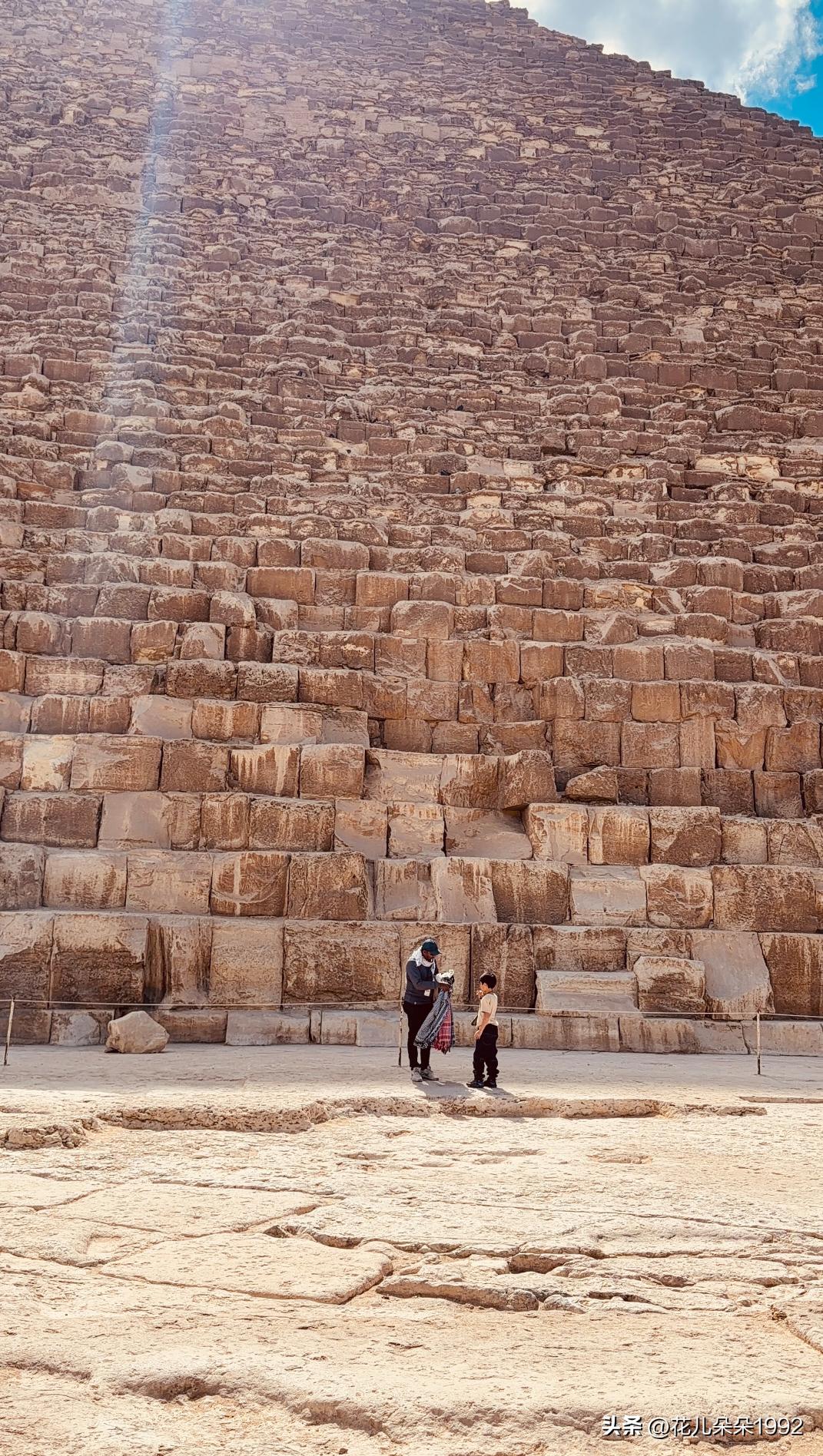 我是不是还是被骗了

从胡夫金字塔里出来，孩子看到有卖头巾的，想买一条。我让他自