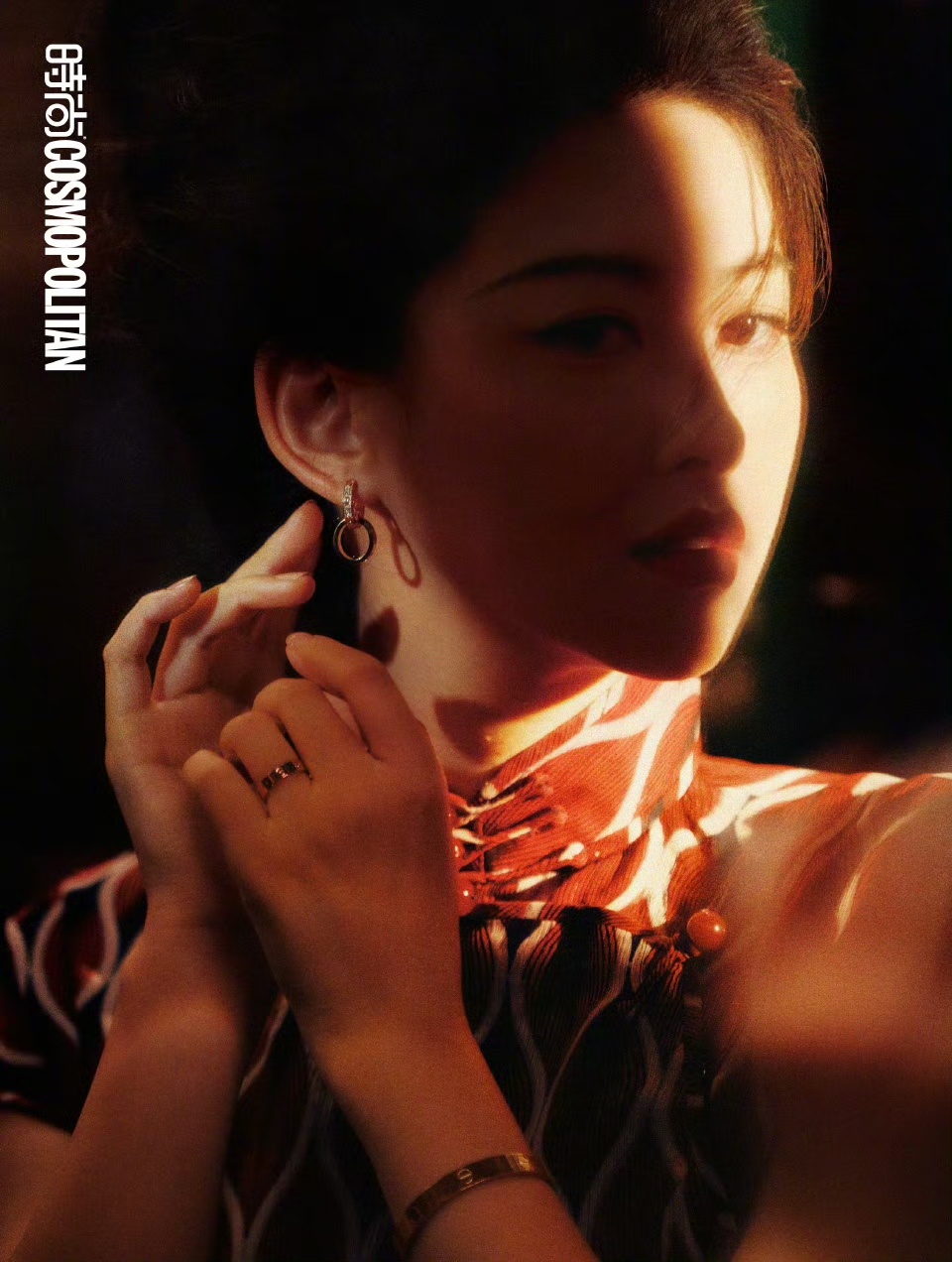 朱珠COSMO11月刊封面 这也太魅惑了吧！ 朱珠真的是风华绝代呀！朱珠COSM