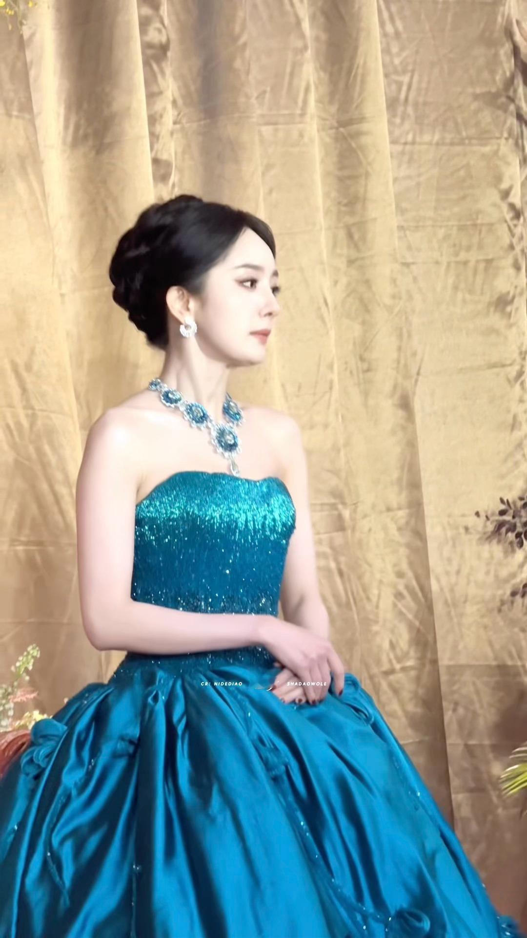 杨幂好米好米好米[捂嘴哭]蓝宝石一样闪耀吧微博视界大会/微博视界大会红毯 ​​​