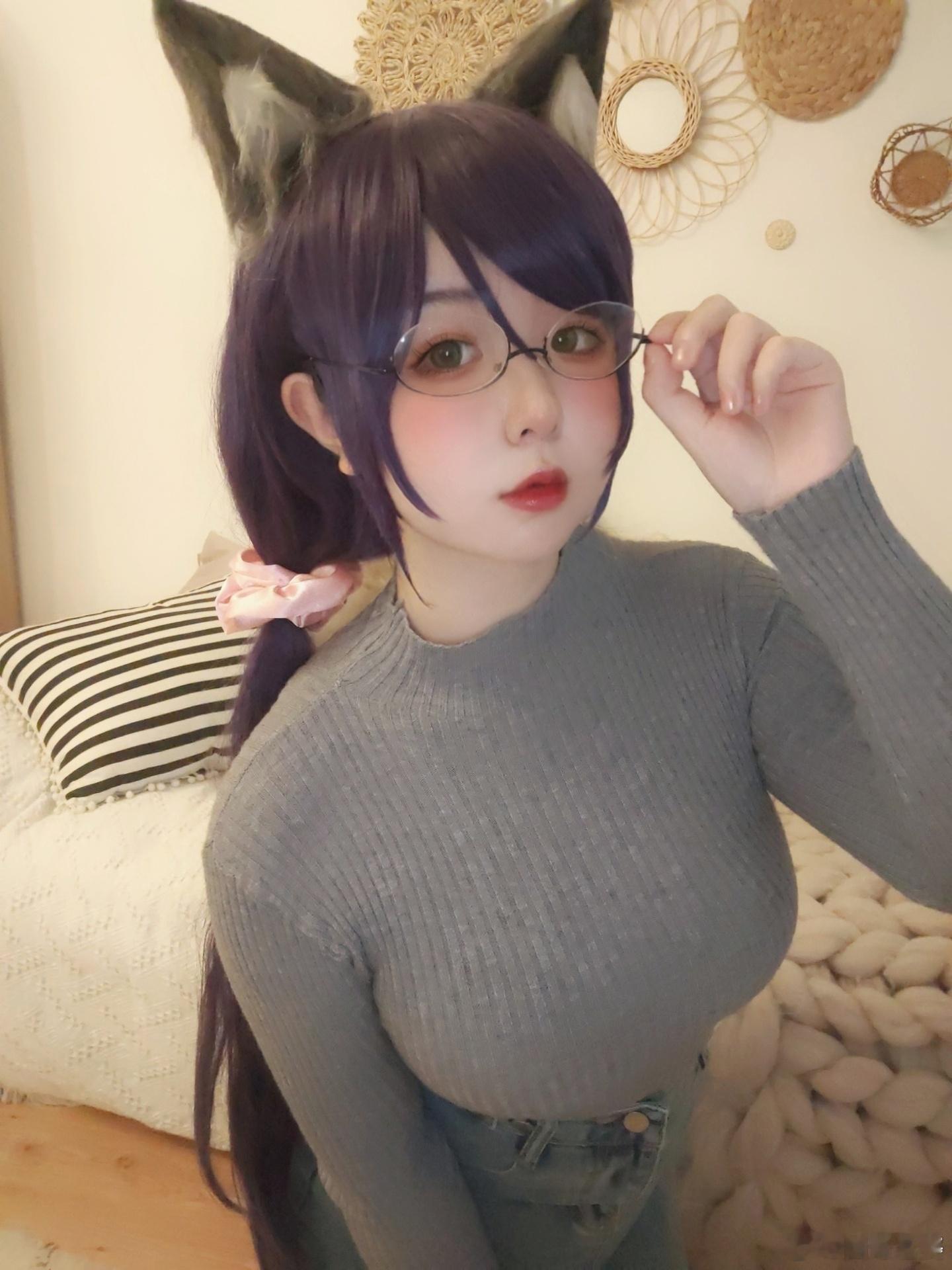 是5年前拍的一套同人希希了当年用这个头像很久所以很喜欢 💕 
