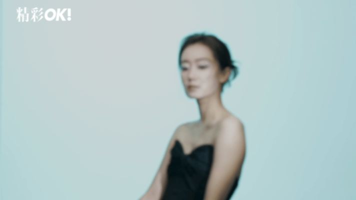 #张小斐清冷感封面# 好喜欢张小斐这次光影封面，整个光打下来之后，好像给这次的造