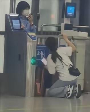 对女子迟到错过检票下跪求通过事件，南宁车务段发布通报进行了回应。称列车已停止检票