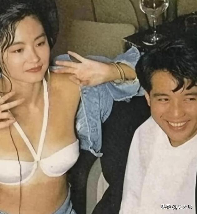 1980年，热恋中的林青霞和秦汉留下了一张不可多得的亲密合影。画面里的她穿着前卫