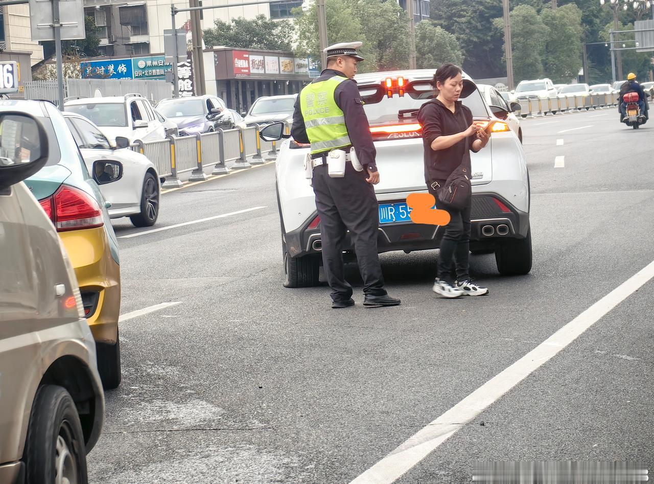 今天10月27号下午西华路一段红绿灯口处又发生一起两辆白色小轿车相撞交通事故。我