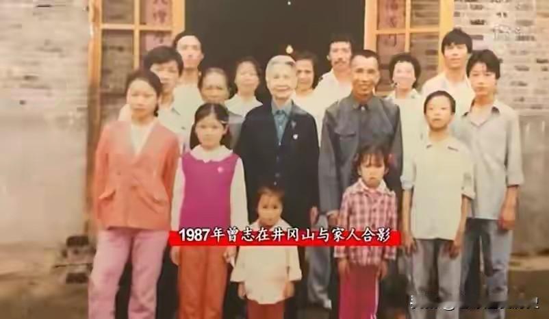 这张1987年的珍贵合影，记录了革命前辈曾志回到井冈山，与失散多年的儿子石来发一