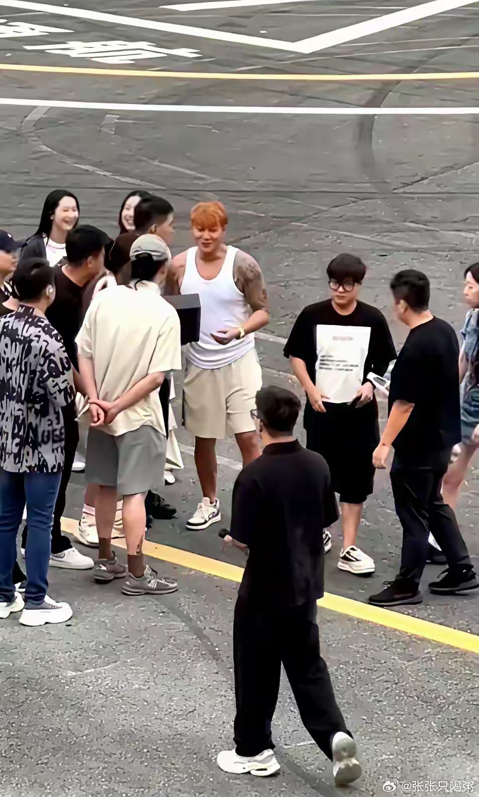 黄子韬都快180斤了，肩宽直接干到52厘米。不走小鲜肉风了！ 