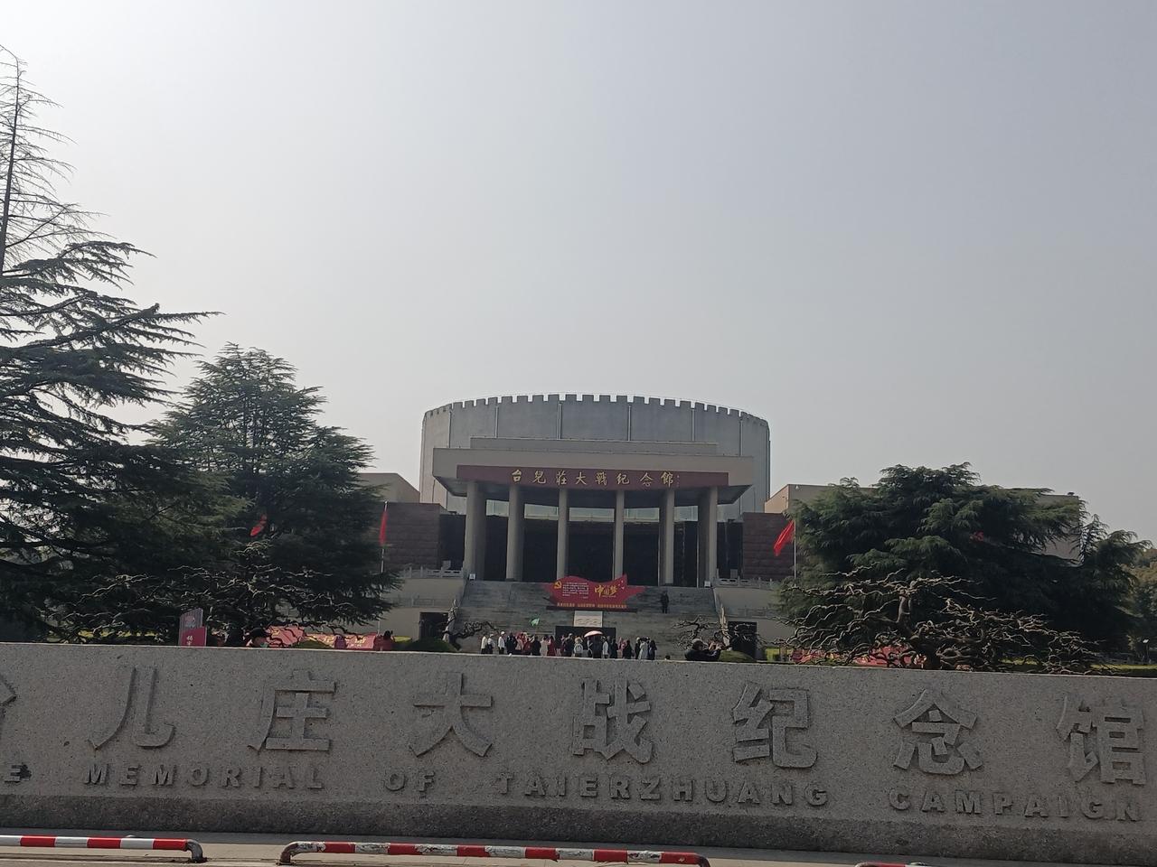 台儿庄业余乐团在“大战纪念馆”门前…（图片来源：老山兰随手拍）