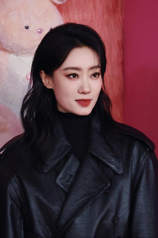 演员，张小斐说，我是一个敏感的人，别人说什么，总是能影响到我，所以我上热搜，心情