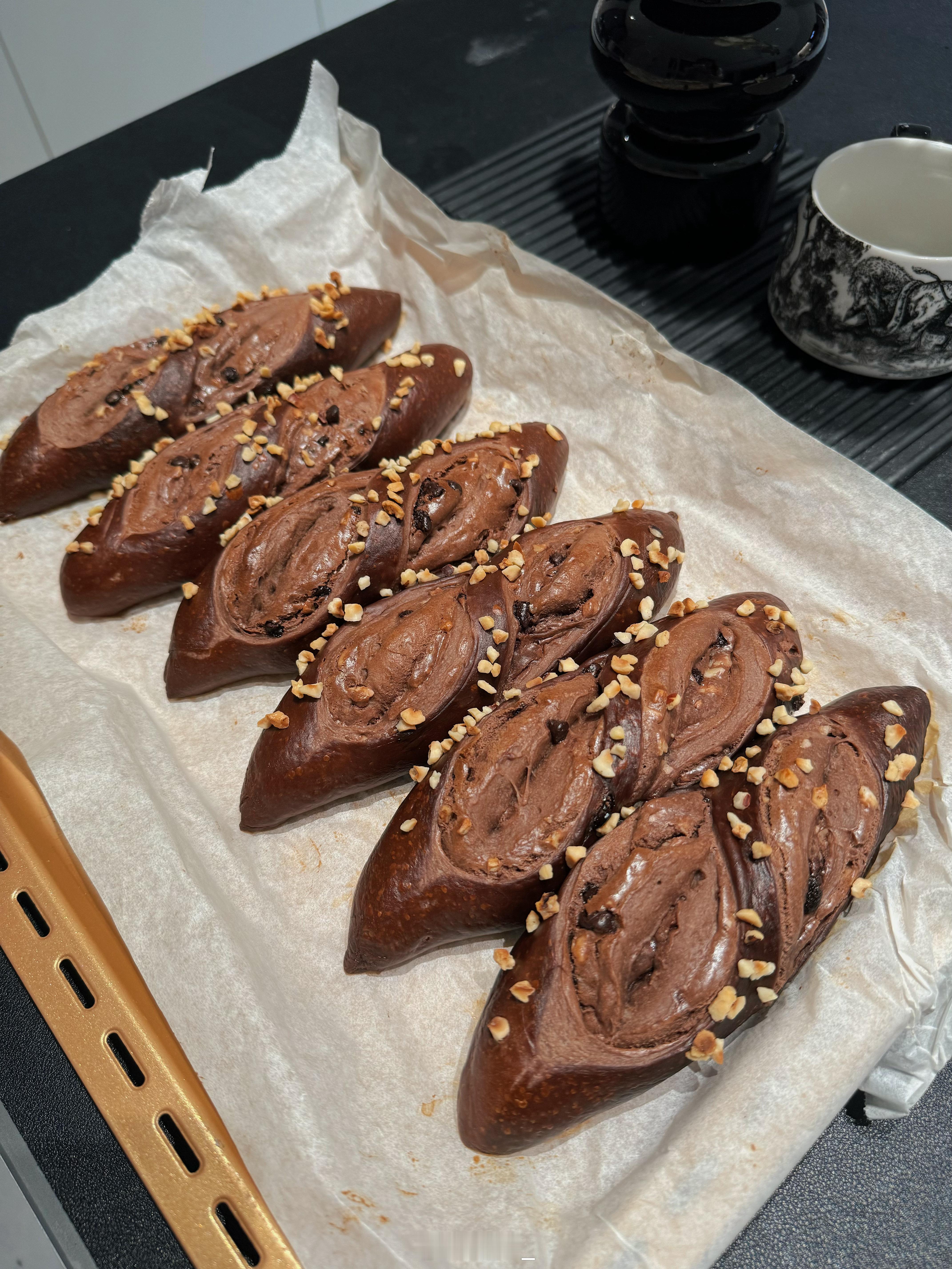 深夜出炉的榛子巧克力奶酥碱水棒🥨 ​​​