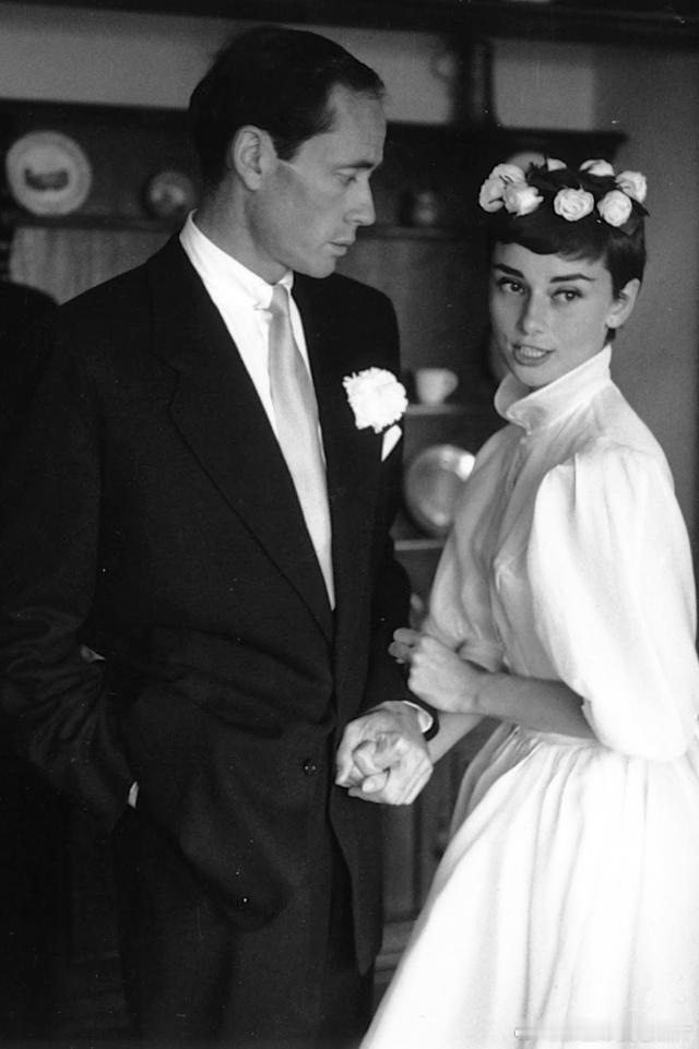 1954年奥黛丽·赫本跟第一任丈夫梅尔·费勒结婚 