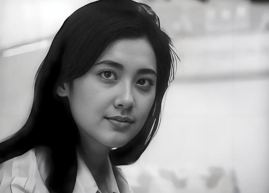 原来，朱琳才是第一位“谋女郎”？

1981年，在张艺谋的镜头里，他把朱琳拍得太