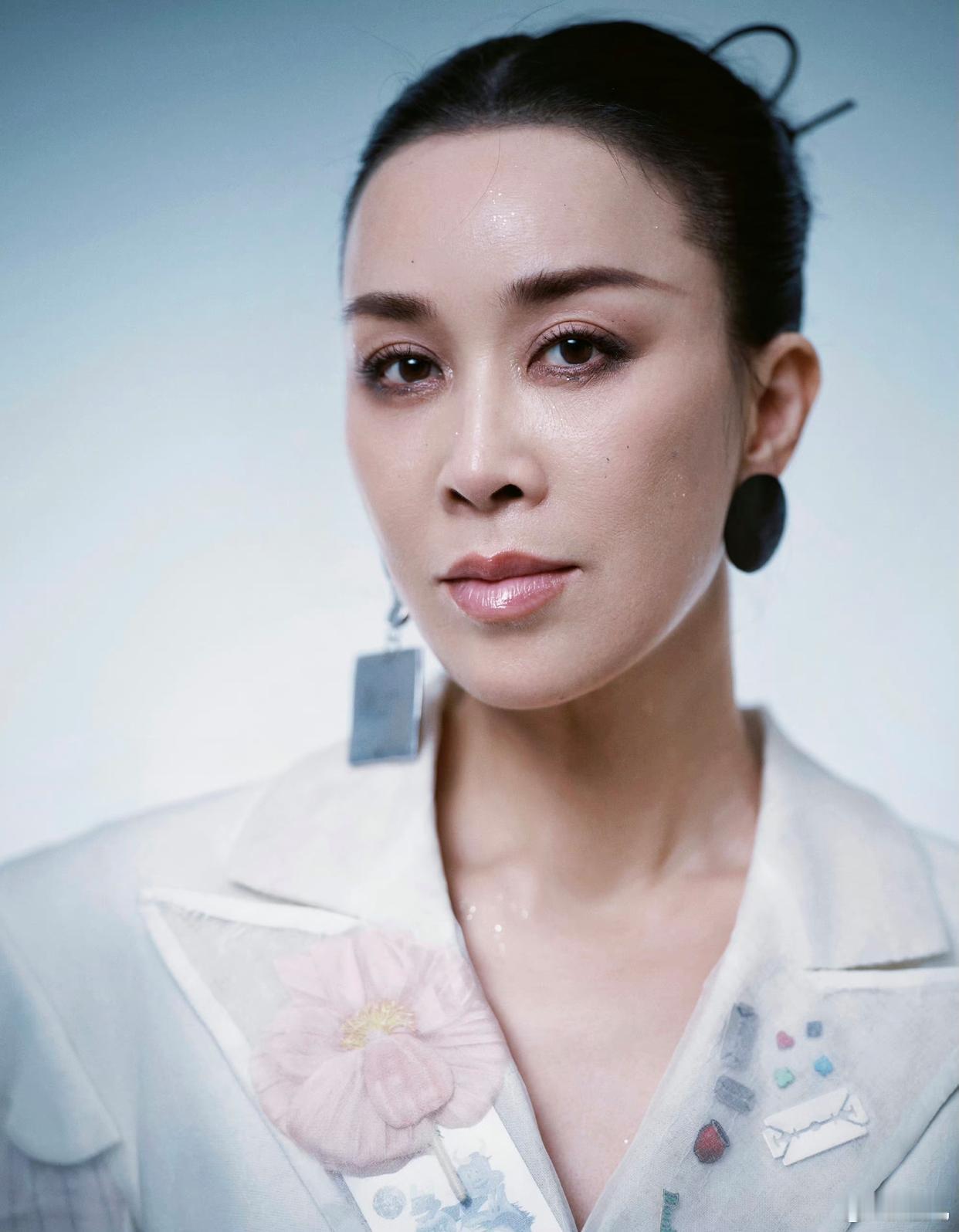 那英是吃了回春丹吗？和20年前比几乎没变化，年轻时就长这样了。 ​​​