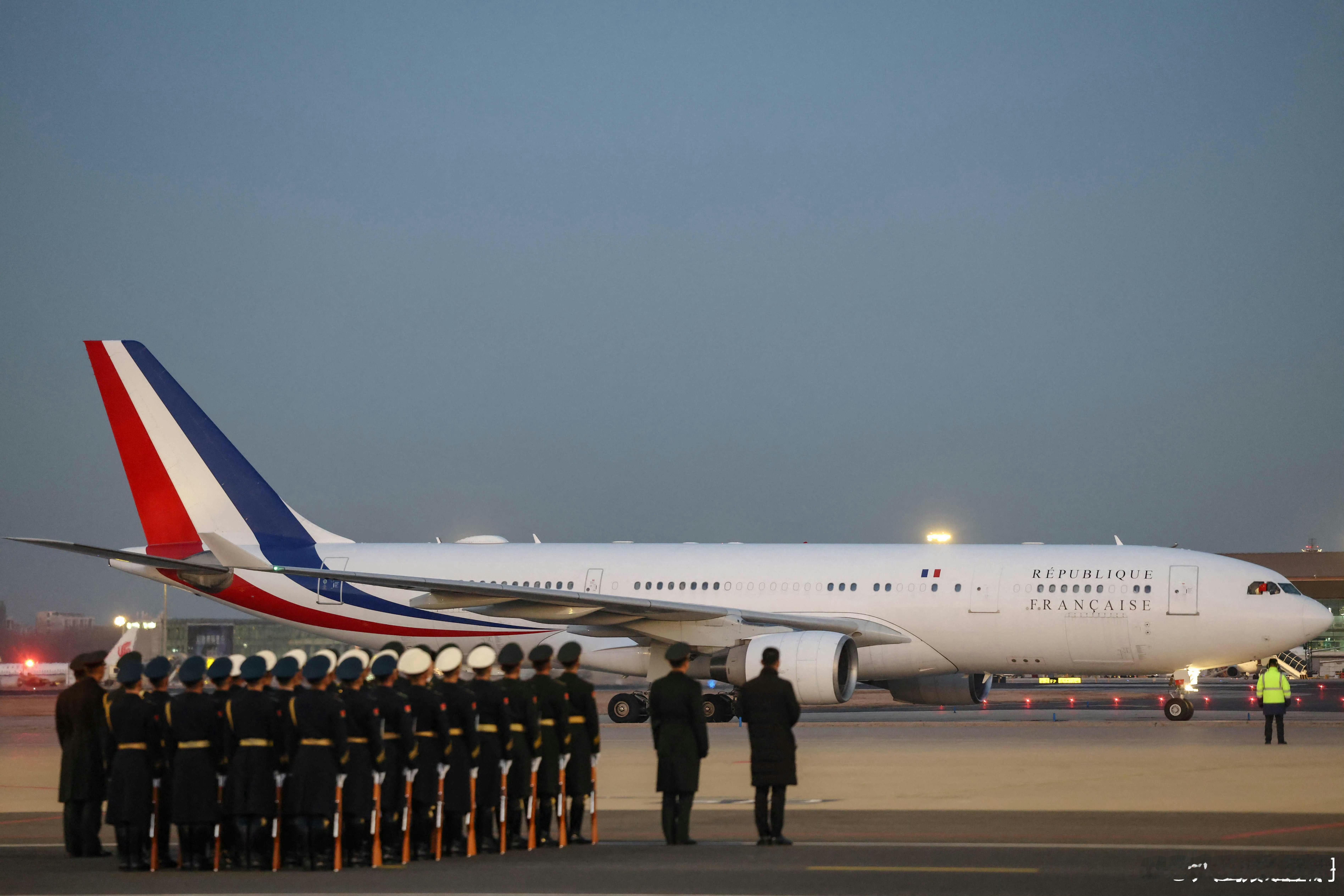 马克龙抵达北京喔，法新社是不是也跟着来了！上次阅兵可没拍出他们应有的水平来，这次