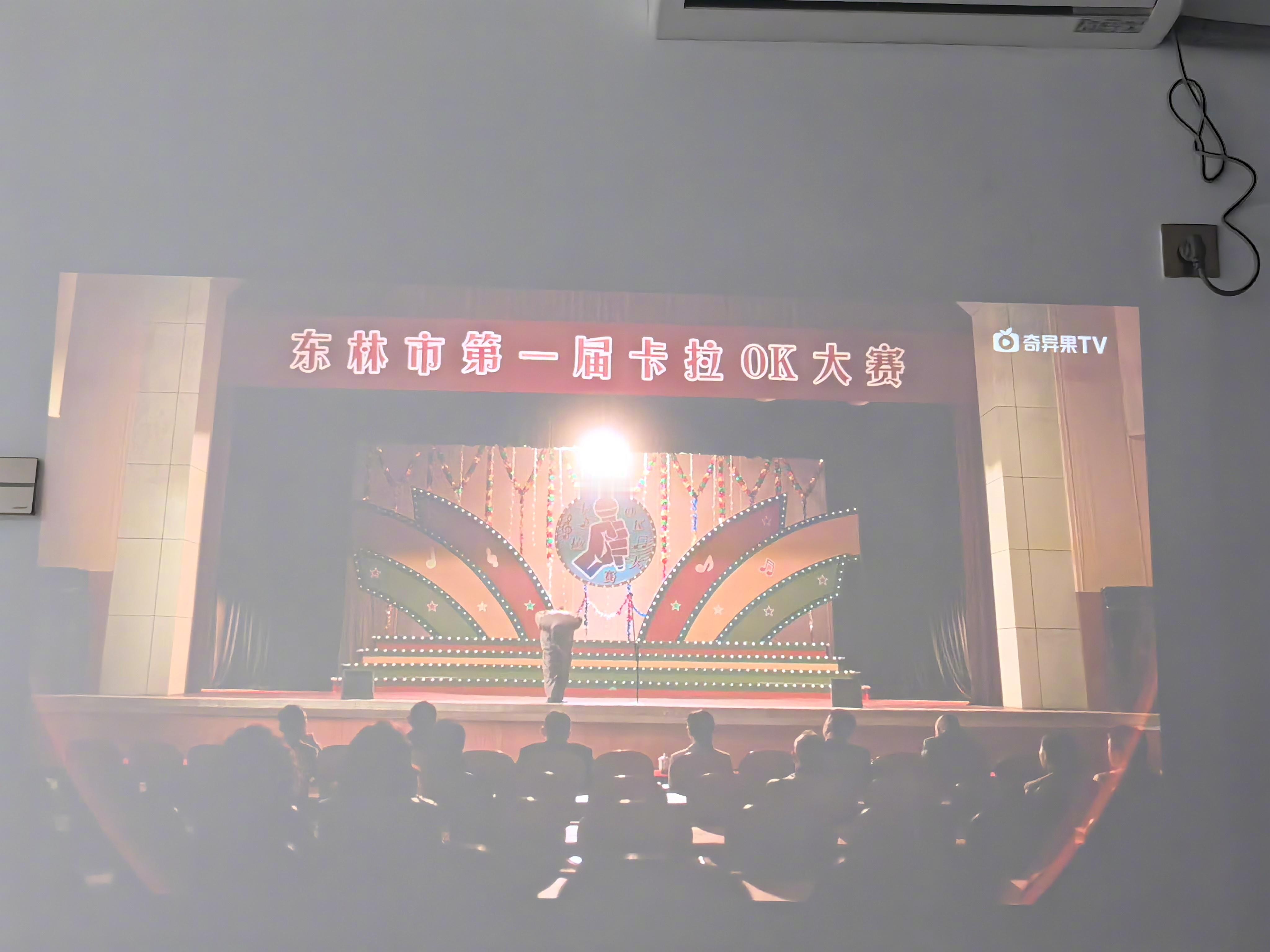 《老舅》刚看了两集，因为说的是我年轻时的事，所以很有感触。有两个细节觉得有问题，