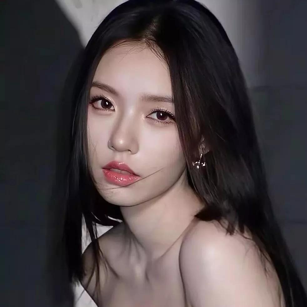 黑发红唇，冷艳而神秘，尽显时尚魅力！