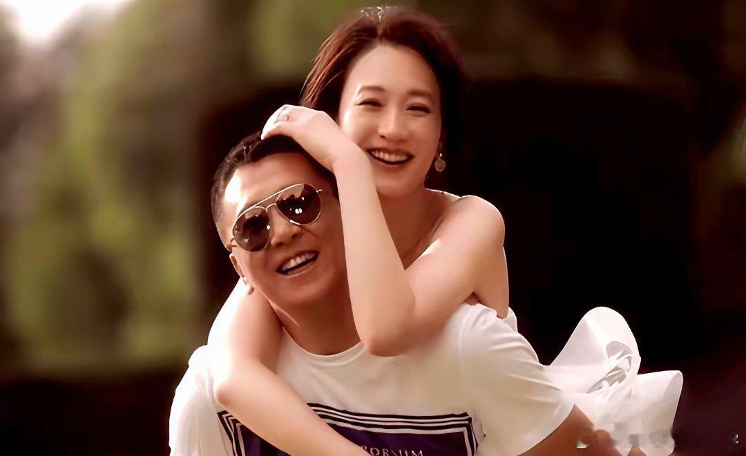 相识二十多年才领证！李小冉和徐佳宁，十七岁在剧组搭识。徐佳宁从演员转做金牌制片人