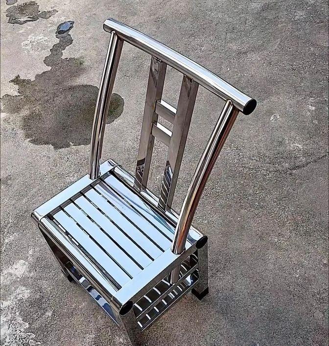最近一哥们去朋友家串门，刚进院子就看到个新鲜玩意儿，朋友家放了把不锈钢椅子，那椅