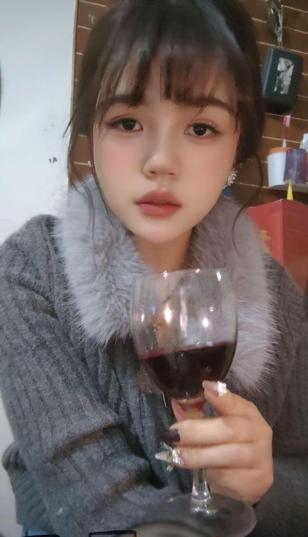在微醺中把自己还给自己，在新的一年和喜欢的一切，撞个满杯🍷
