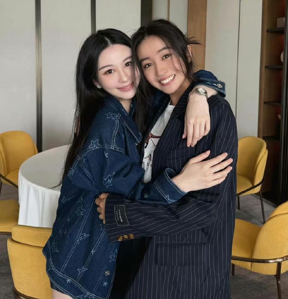 左边是沈月，右边是木村光希。
左边是邱淑贞的大女儿，右边是工藤静香的小女儿。
左