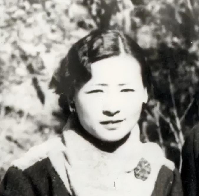 １９５５年，人民英雄纪念碑开工以后，林徽因认为碑文应该用楷体来写，但具体由谁来写