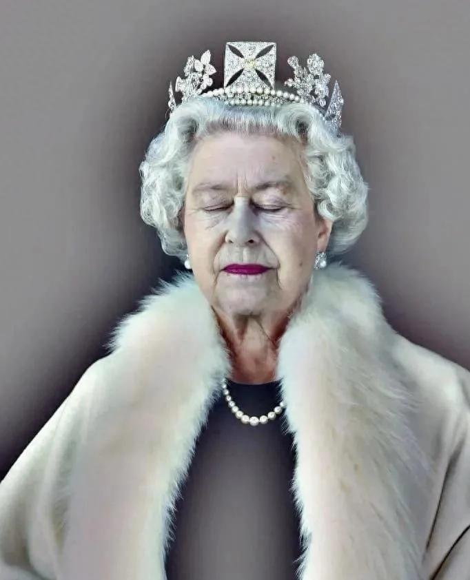 2022年，英国女王死后遗体既没火葬也没土葬，而是将遗体放在百斤重的铅制棺材中，