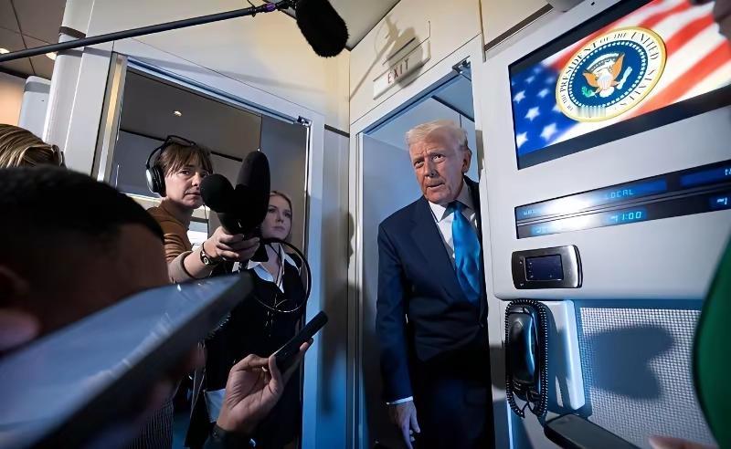 特朗普已经开始明抢了！
美国总统特朗普在12月17日参加完美国士兵遗体告别仪式后