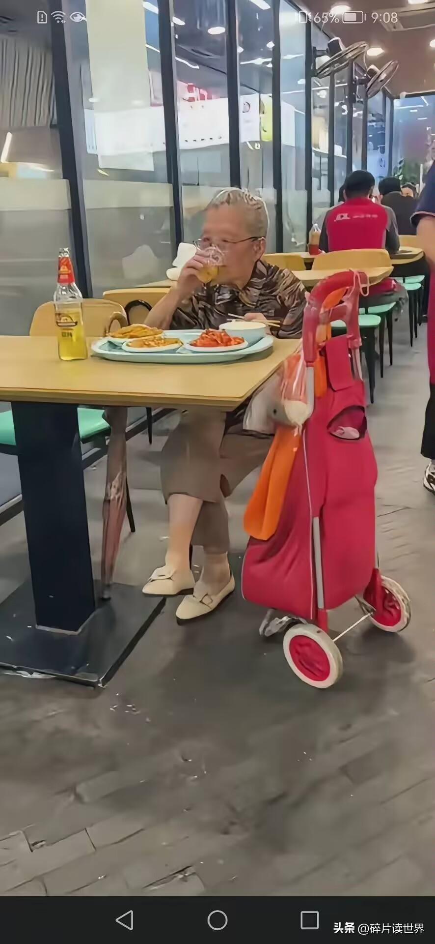 如果老了还能这般惬意，那么老去又有何惧怕的？
​在饭店吃饭时，碰到一位百岁奶奶，
