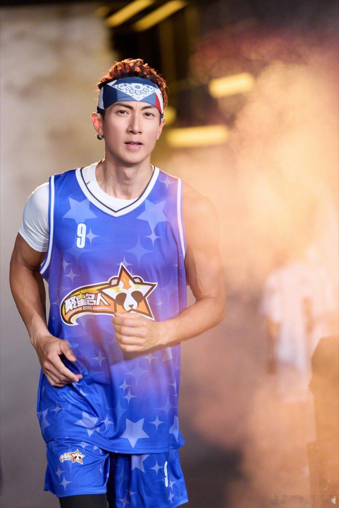 吴尊2025聚星名人赛,2025聚星赛梦幻联动！尼克杨与《篮球火》吴尊同场，吴尊