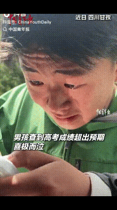 “看哭了！”四川甘孜一名男生查高考成绩时，整张脸都绷着紧张劲儿。考前估分他一直没