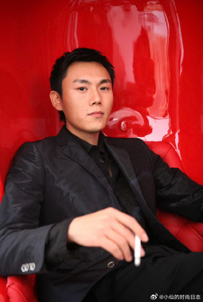 秦昊自找不舒服别人来浪漫旅行，秦昊纯纯公费出差 + 连环工伤，感冒刚走针眼又来，