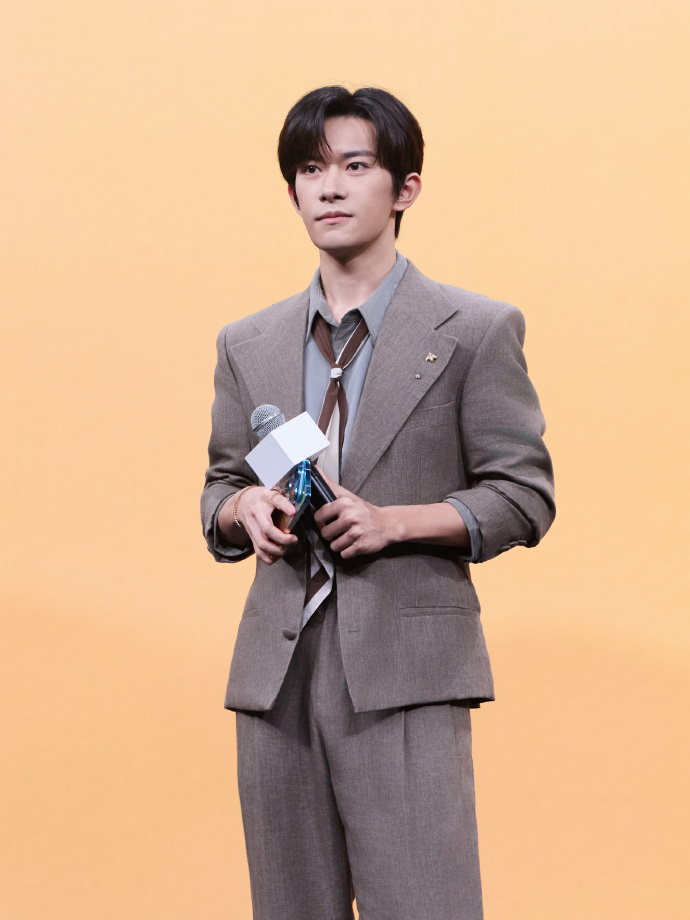 易烊千玺易烊千玺浅灰西装造型易烊千玺蜜蜂胸针易烊千玺浅灰西装造型好有型啊~ 