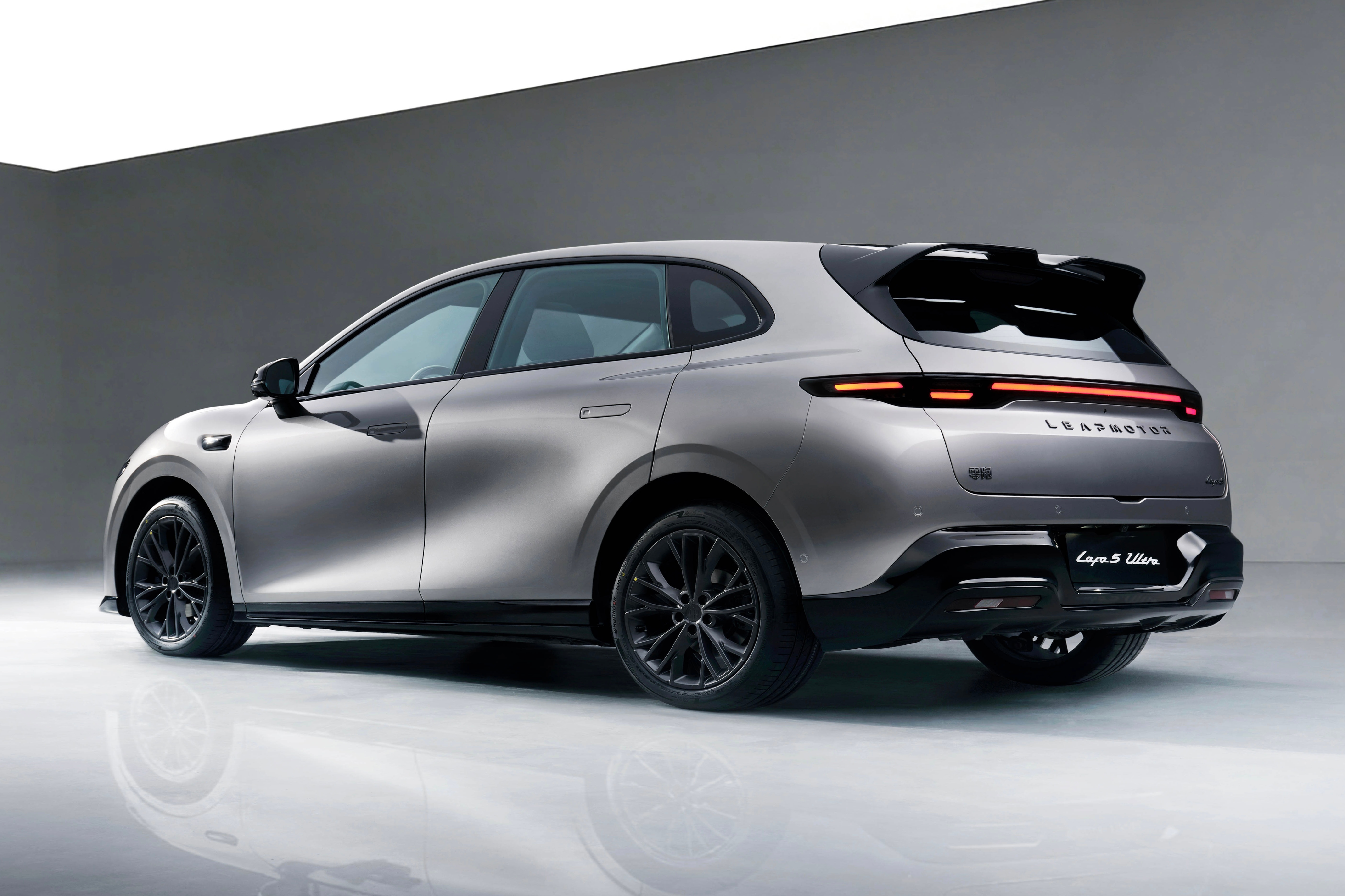 现在每天被各种大SUV刷屏，估计有的朋友已经麻木了。此刻咱换换口味，看看零跑的L