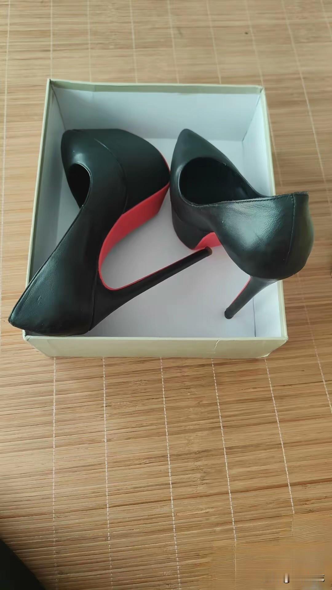 优雅黑色高跟鞋，搭配亮眼红底，尽显时尚魅力！👠✨为什么男性越来越喜欢成熟的女性