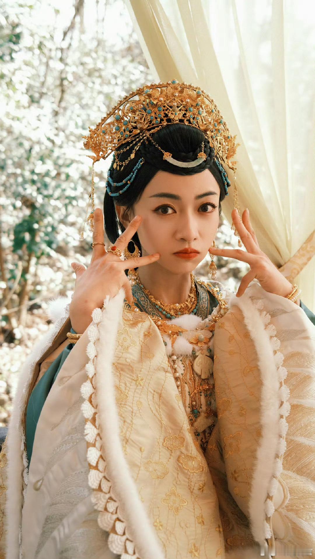 吴谨言挺孕肚跟洪尧出门 看起来很幸福啊，还是多多关注艺人的作品[憧憬] 