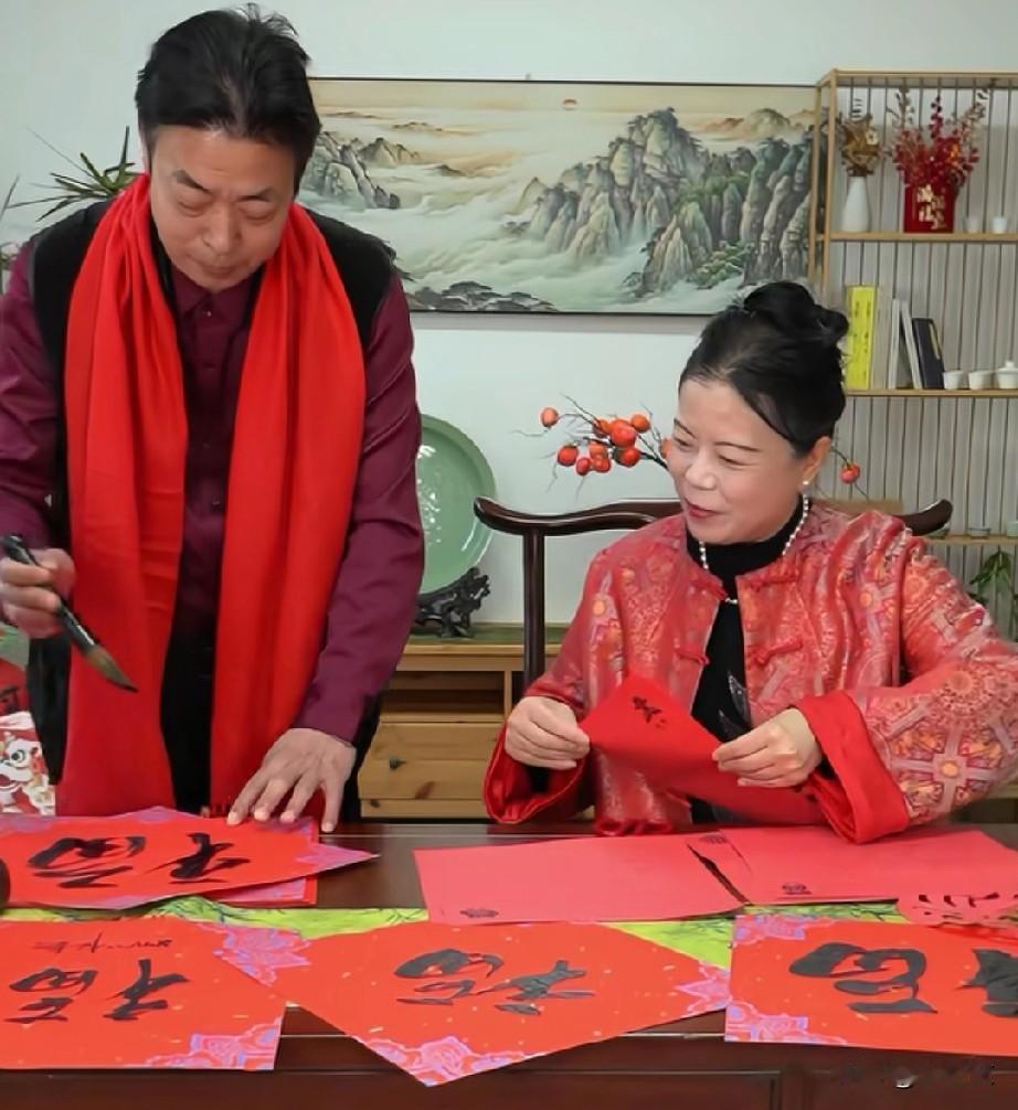 姚爸写的字还真不错，许妈自从把威威找回来以后，脸上笑容也多了，虽然孩子们没有在身