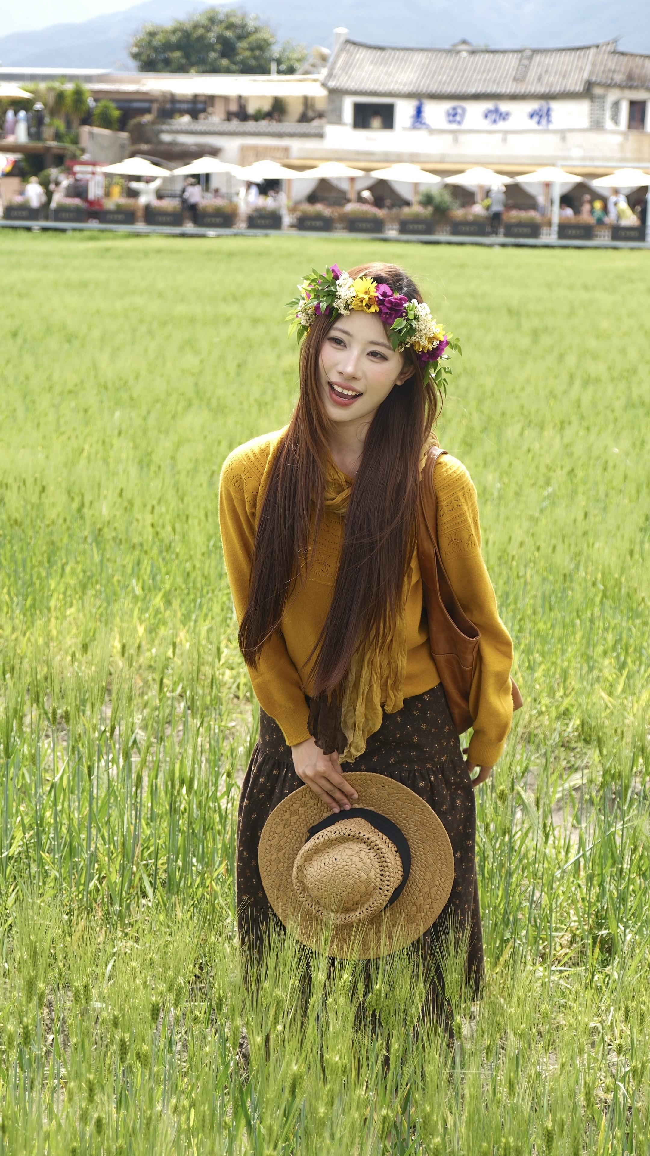 从房子走出去 站在春天中间。