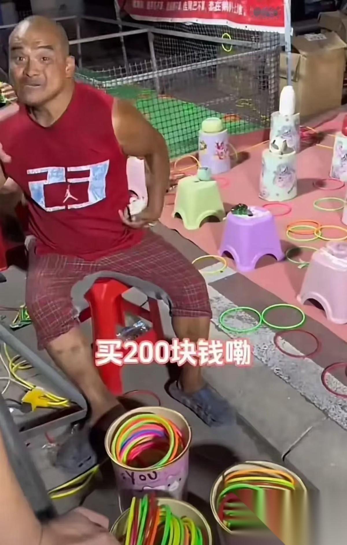 泪目！河北，残疾男子为了养家糊口，在路边摆"套圈"，但生意冷清。一直没开张，他晚