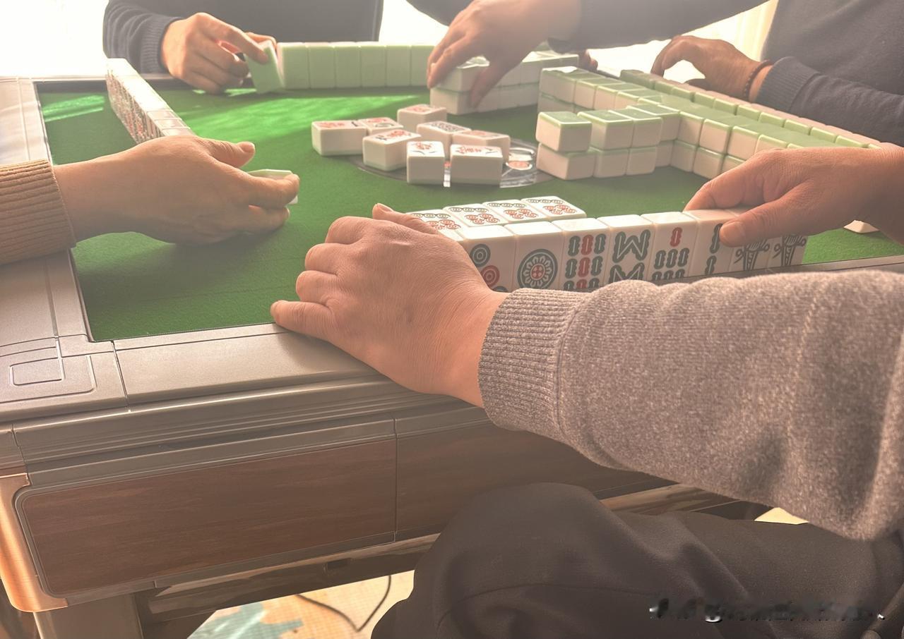 麻将就是这样，运气不好的时候，技术也没有办法改变。
下家手气好，你为了盯紧他，他