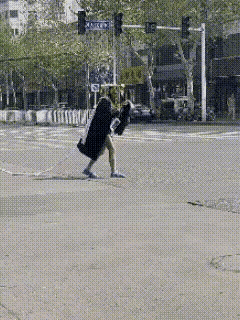 这个人一定是经历过什么刺激，否则不能把自己打扮成这个样子，在街上走来走去，对于这