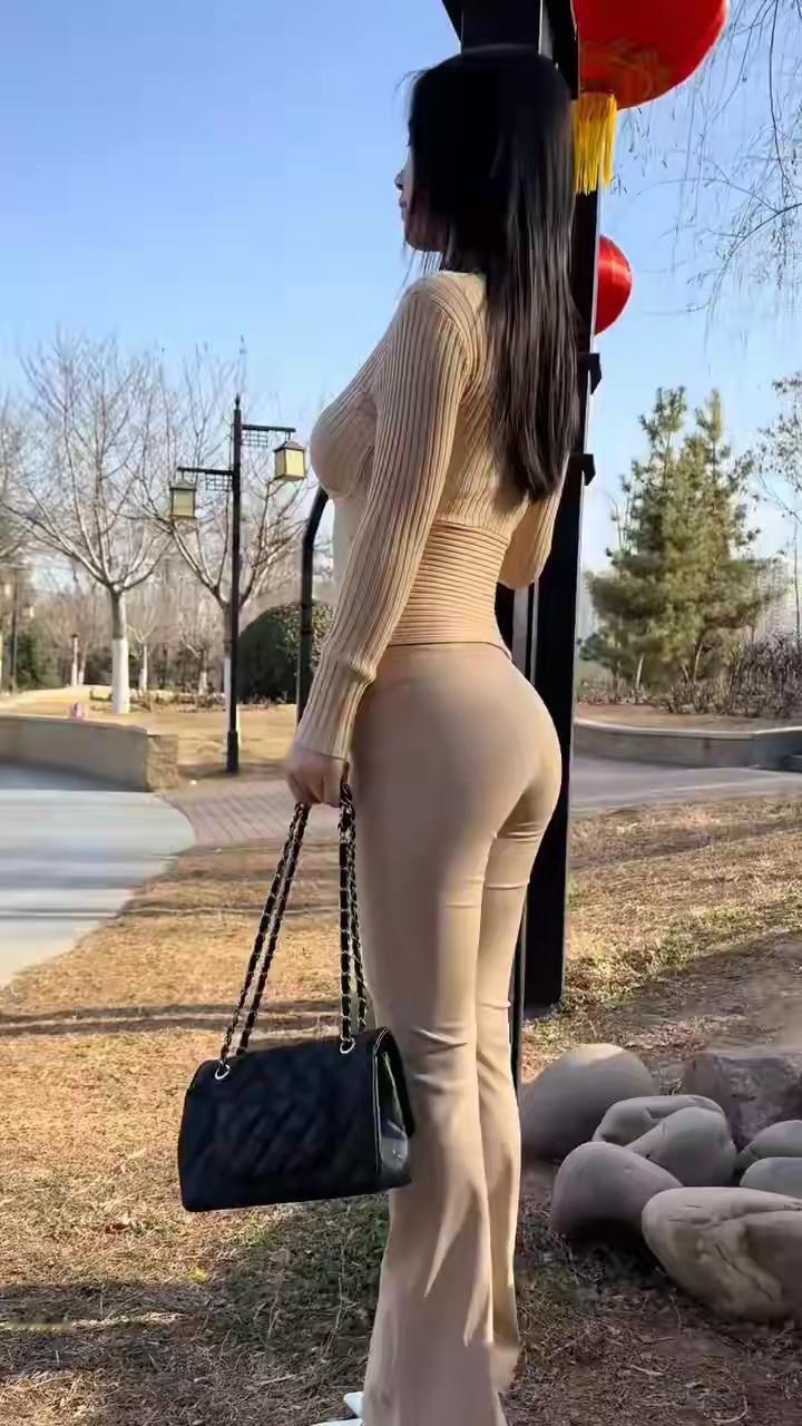 公园为景，卡其为调，是日常里的小美好