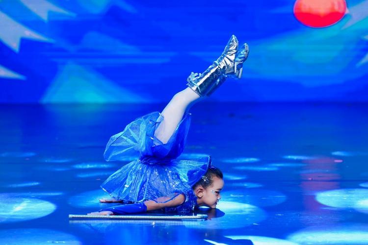 7岁“小孩哥”，游神舞步超丝滑

瞧那7岁“小孩哥”，身形虽小却能量满满。游神现