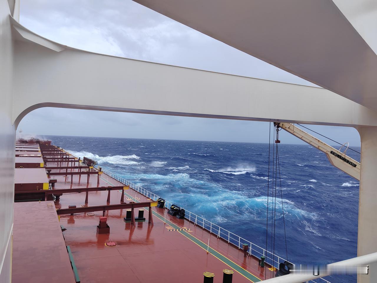 今天终于体会到甲板兄弟们干活的不容易了，可以说真的是很遭罪啊！

今天领导安排了