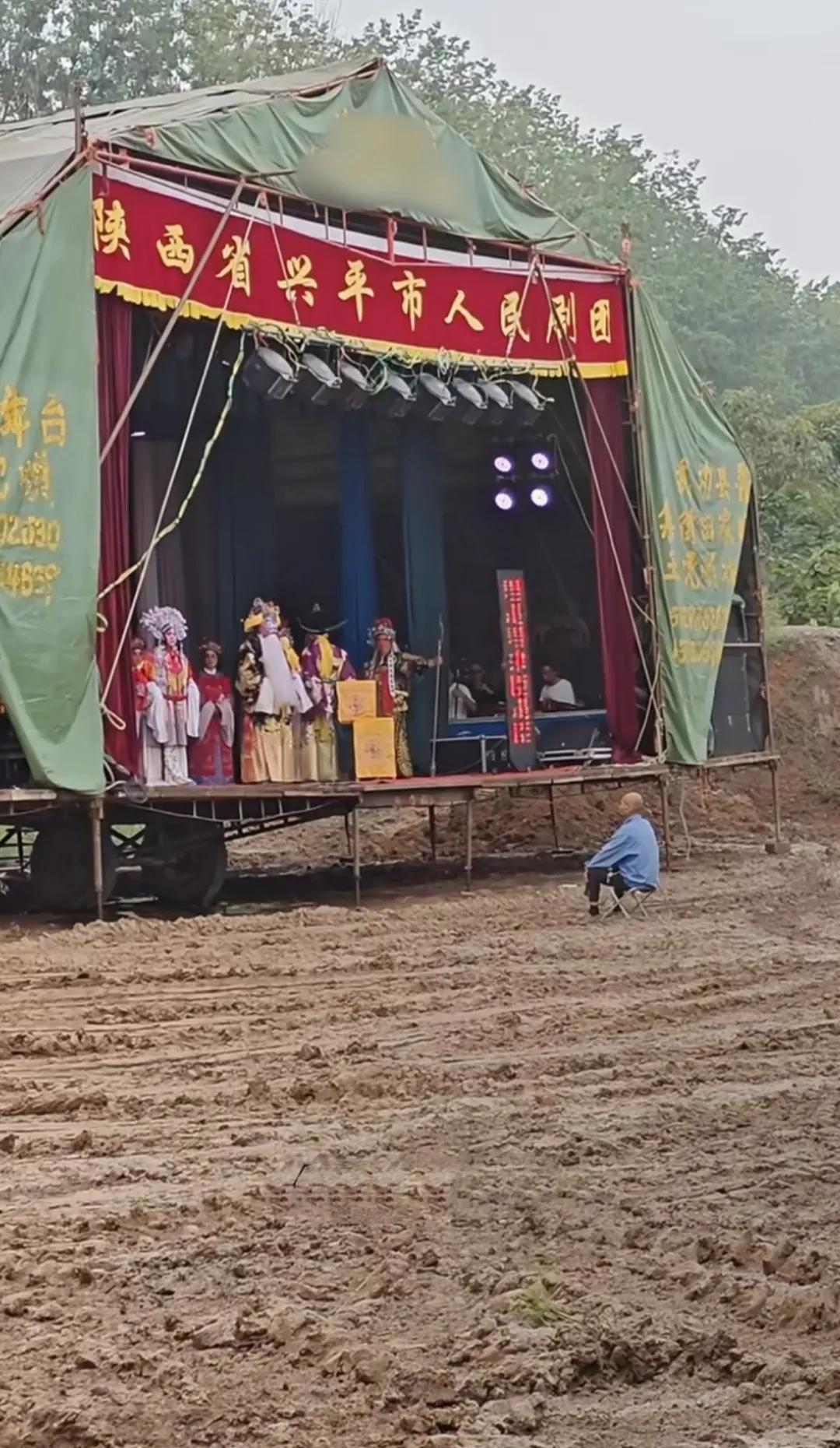 大爷这么不明白事呢，这戏是给你看的吗？