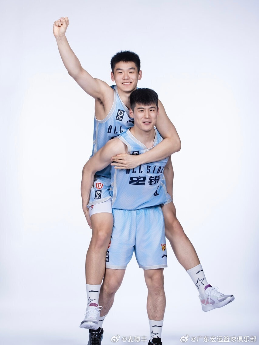 希望你们俩能一直这么开心地搭档下去，成为大家新的骄傲！cba全明星cba全明星星